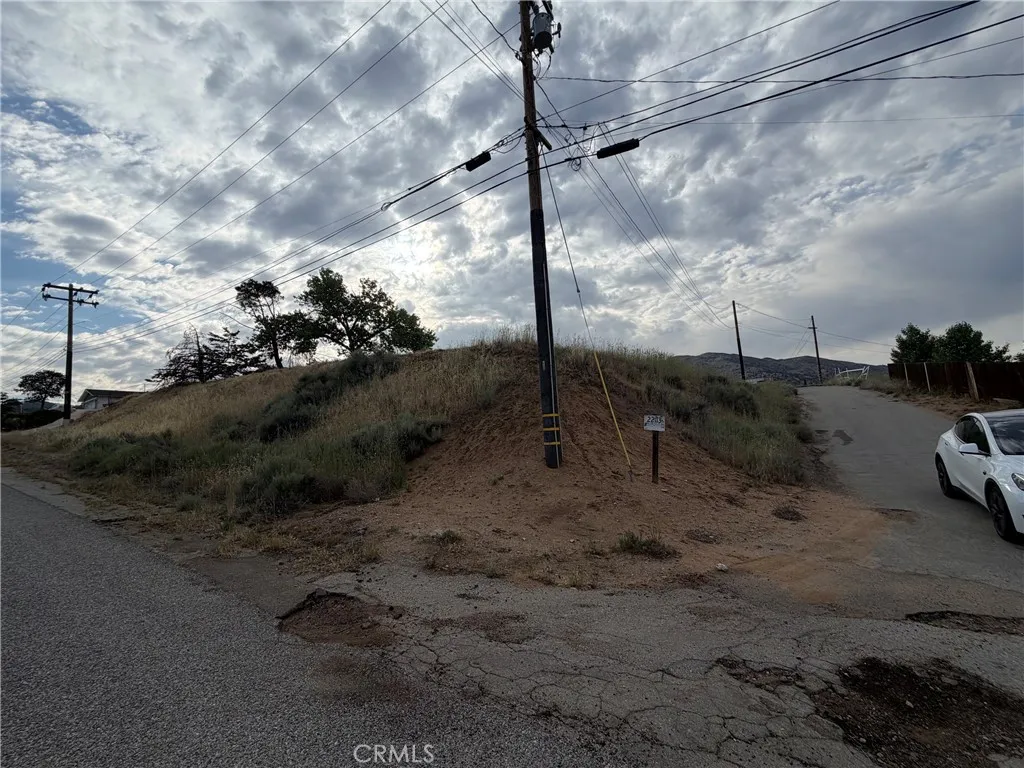 22117 Mccarthy Dr, Tehachapi, CA 93561 photo 2