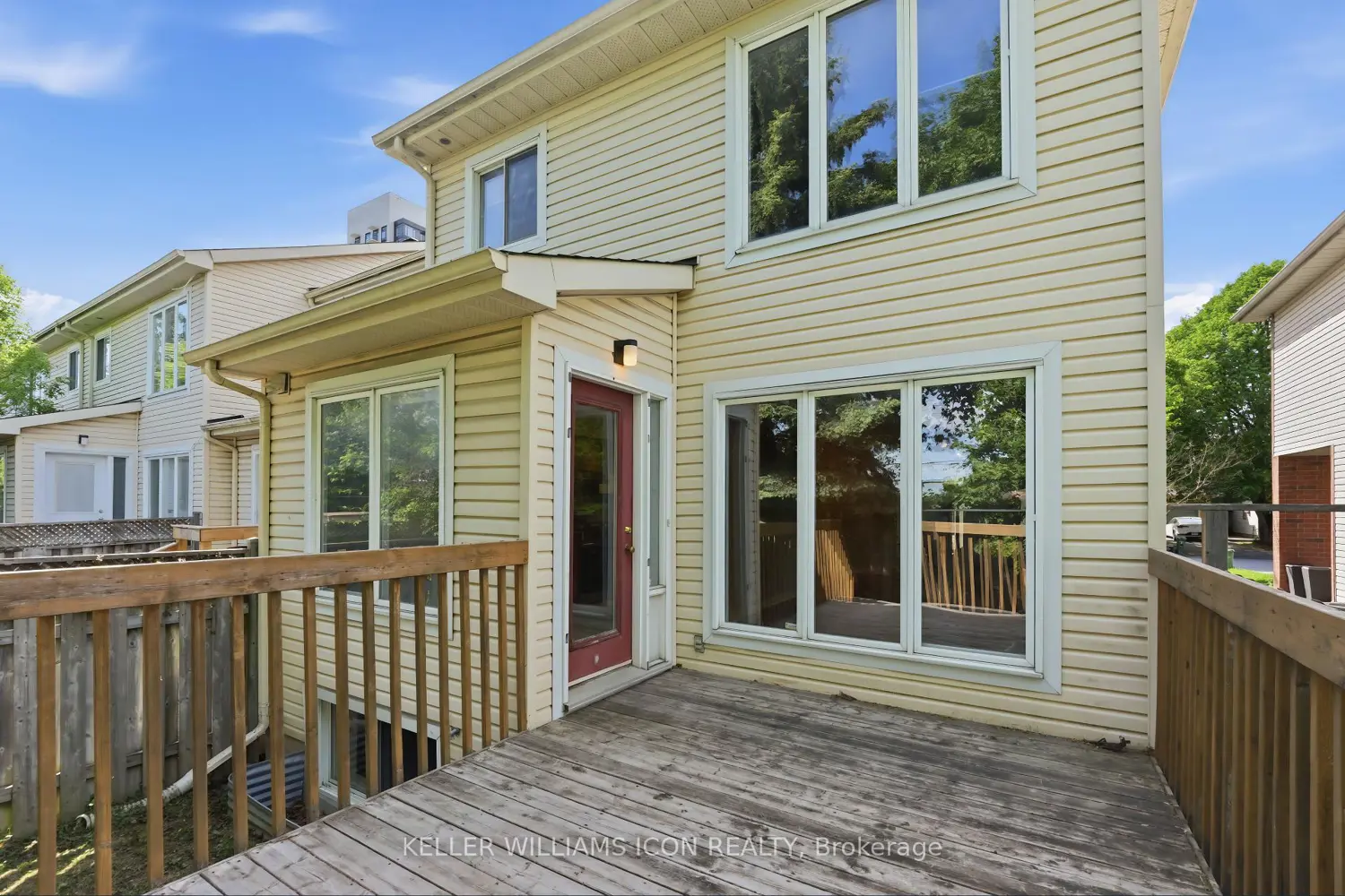 121 Thornbury Crescent photo 4