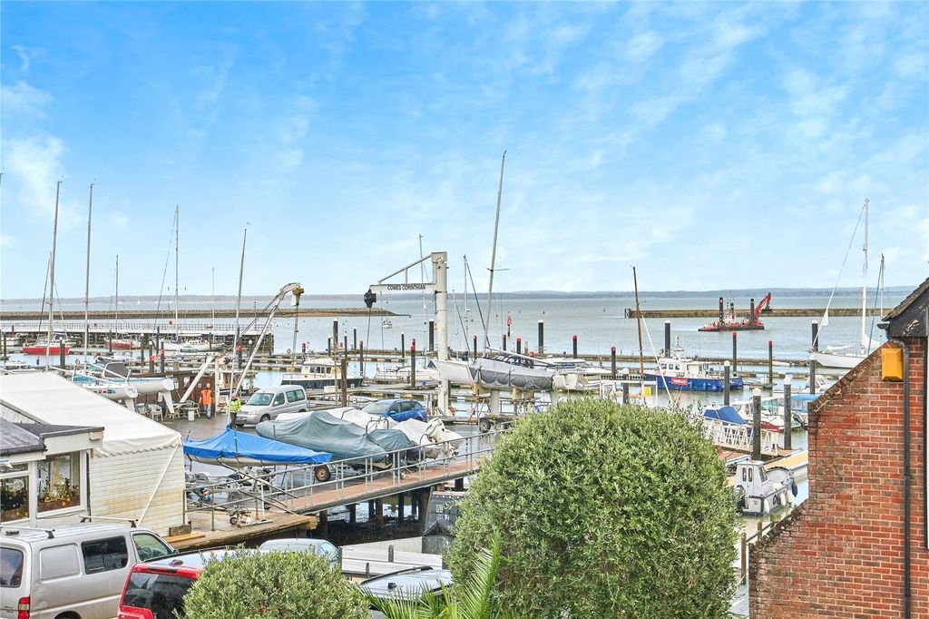 2 bed flat for saleBirmingham Road, Cowes, Isle Of Wight PO31