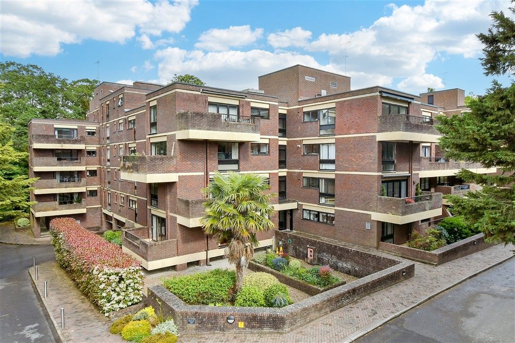 2 bed flat for saleChurch Street, Epsom, Surrey KT17