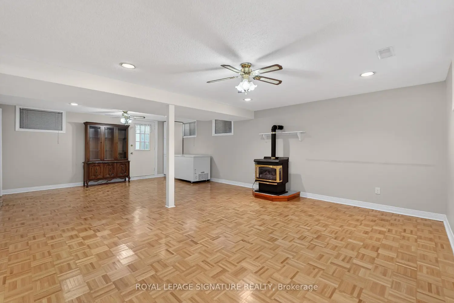 897 Pembridge Crescent photo 3