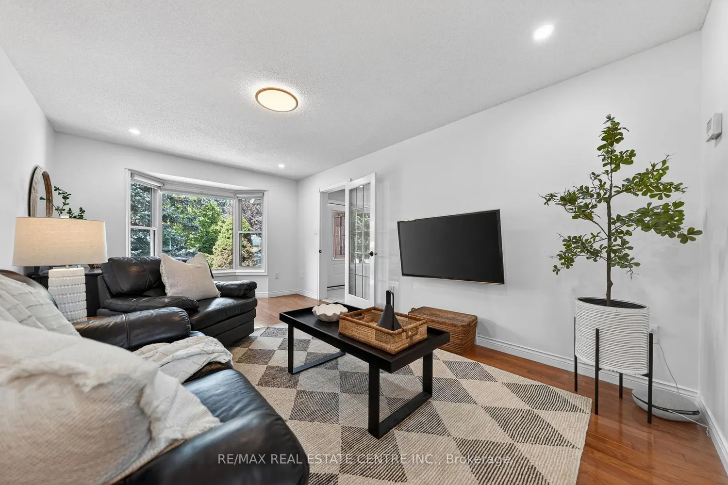111 Hume Drive photo 2