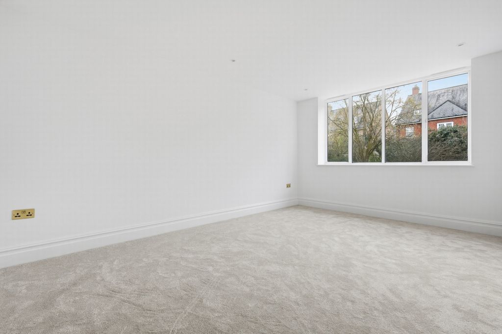 4 bed detached house for saleThe Plain, Epping CM16 photo 3