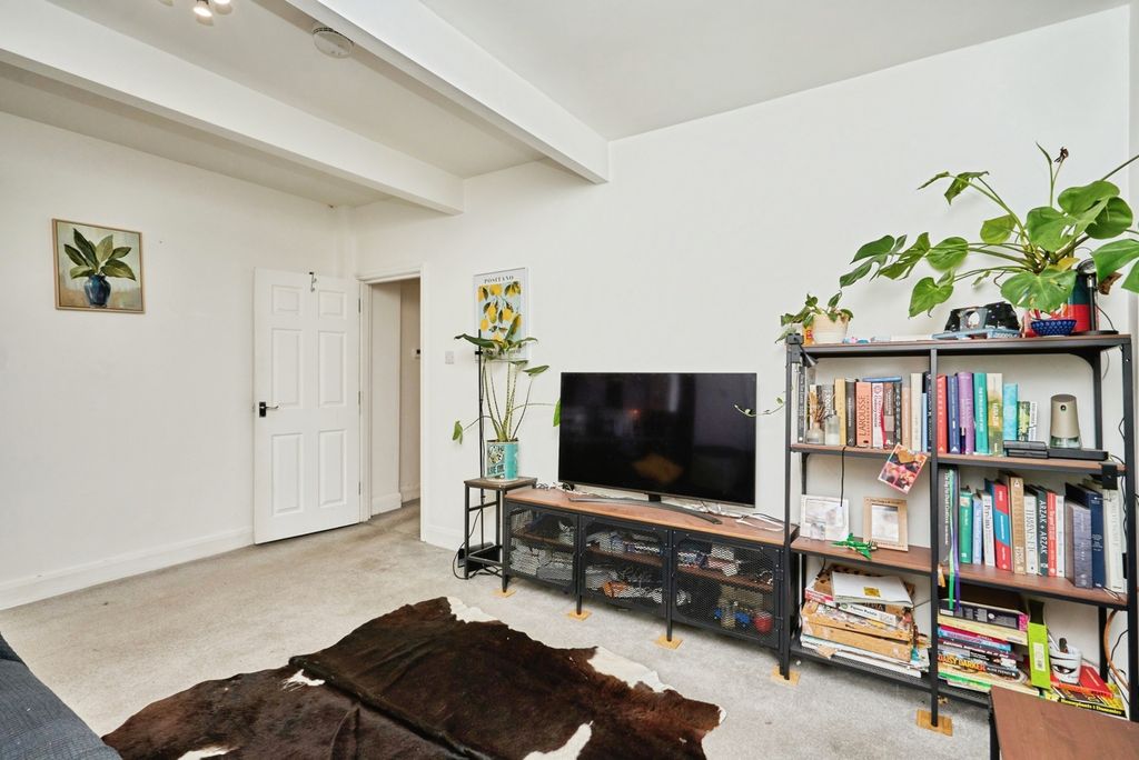 Additional image 5 of 2 bed flat for saleTennyson Road, Cowes, Isle Of Wight PO31