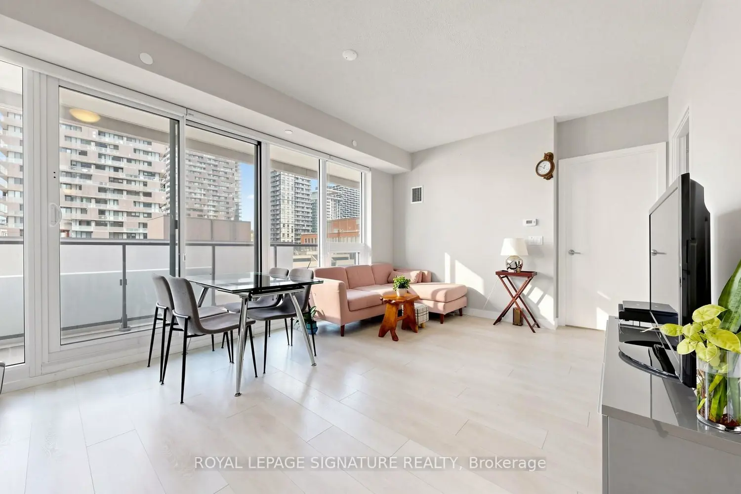 Additional image 5 of 2221 Yonge Street 1011