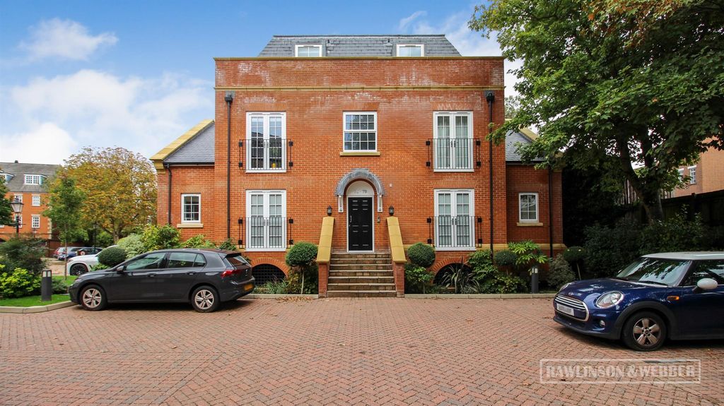 3 bed flat for saleQueens Reach, East Molesey KT8