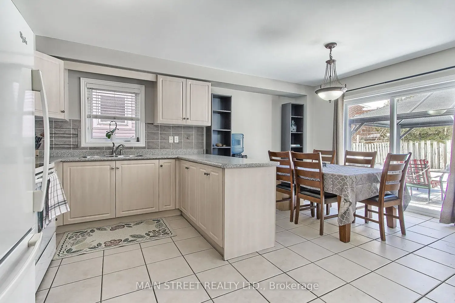 46 Silverstone Crescent photo 5