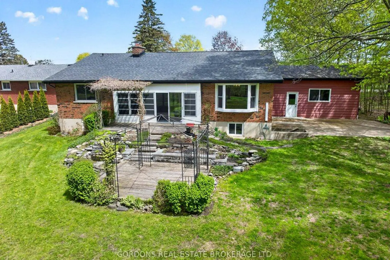 1380 Sunnyside Road photo 2
