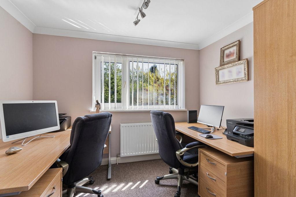 Additional image 21 of 5 bed detached house for saleCoombe Drive, Dunstable LU6