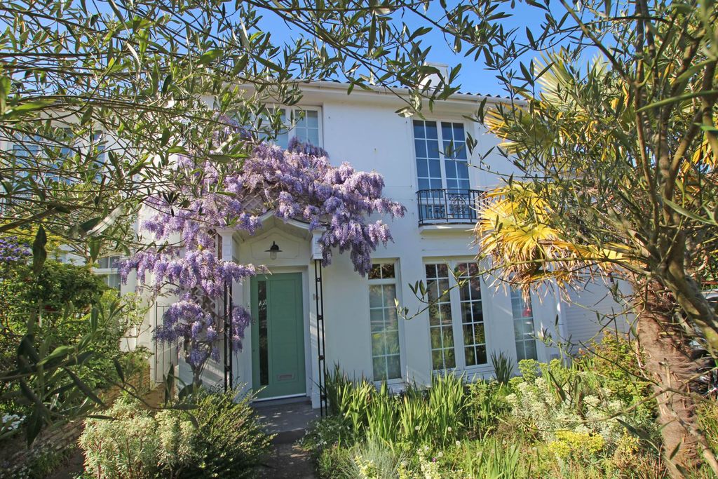 3 bed detached house for saleHolywell Close, Eastbourne BN20