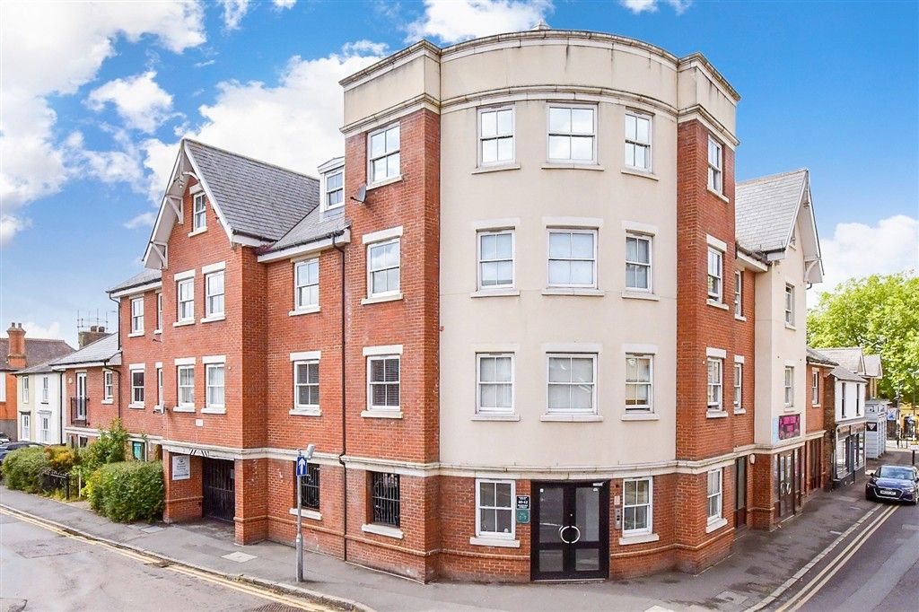 2 bed flat for saleHemnall Street, Epping, Essex CM16