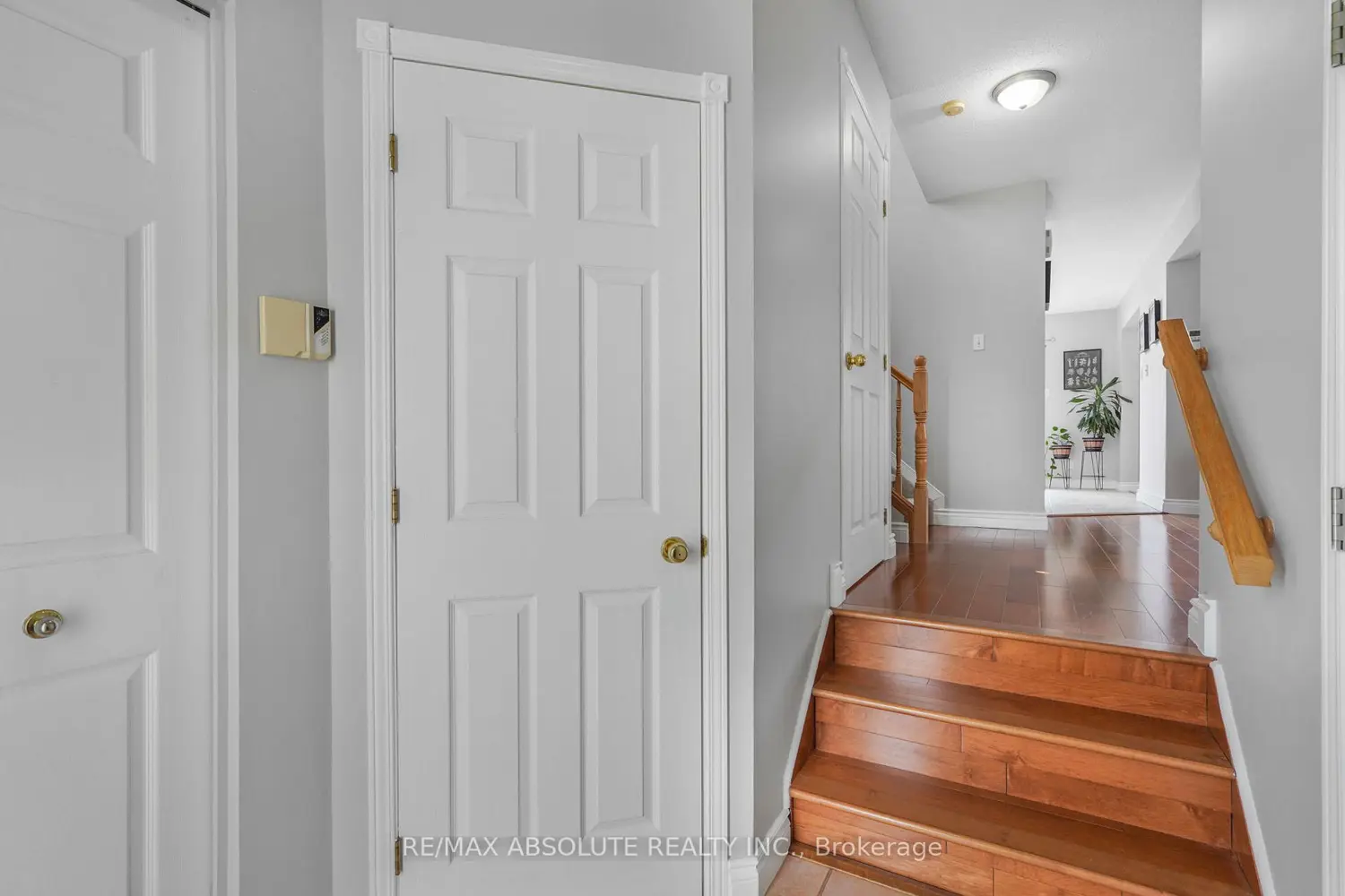 879 Paradise Crescent photo 4