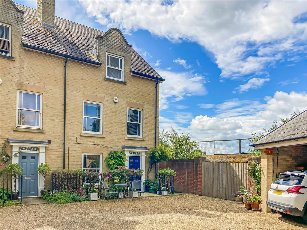 4 bed town house for saleDouglas Court, Ely CB7