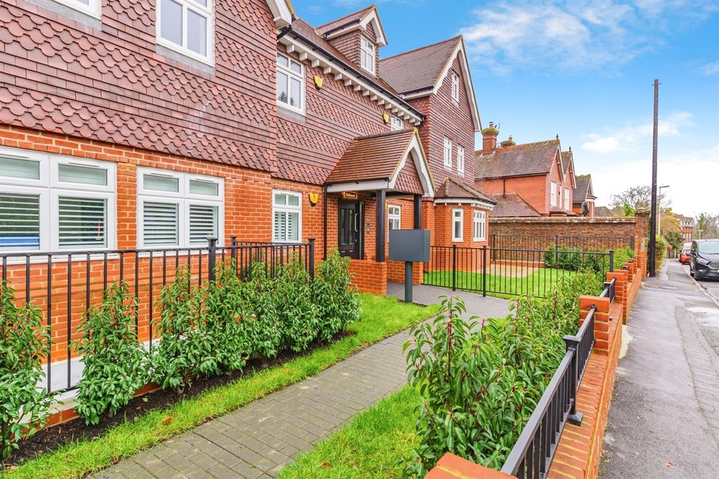2 bed flat for saleOakhurst, East Grinstead RH19