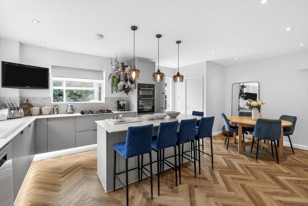 6 bed detached house for saleBroadleas Road, Devizes SN10 photo 3