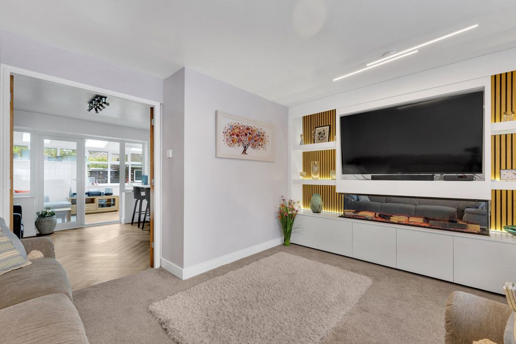 Additional image 15 of 4 bed semi-detached house for saleHadrian Avenue, Dunstable LU5