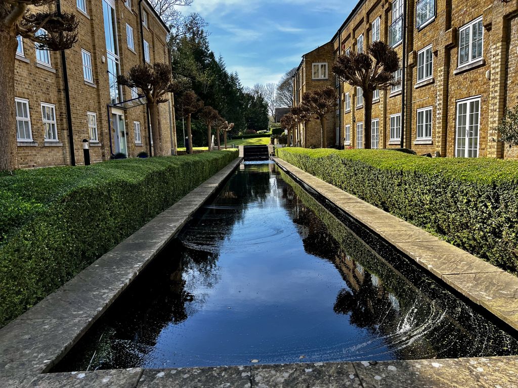 3 bed flat for saleMill Race, River CT17 photo 2
