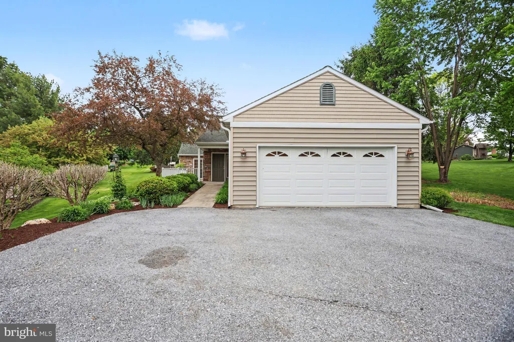 51 Troy Drive, Lititz, PA 17543 photo 2