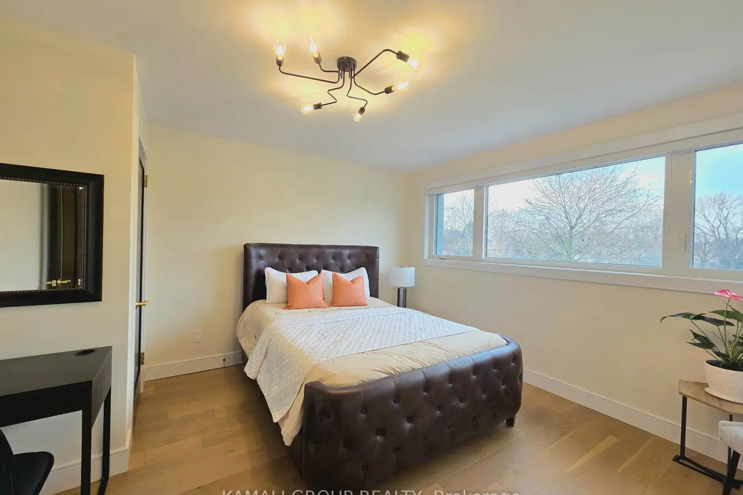 Additional image 9 of 169 Charlton Boulevard