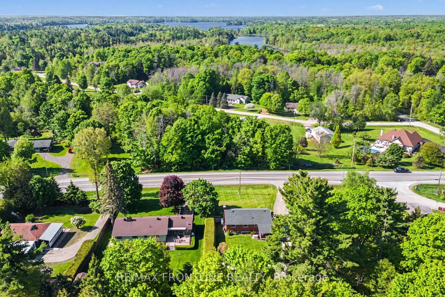 2436 Rideau Ferry Road photo 2