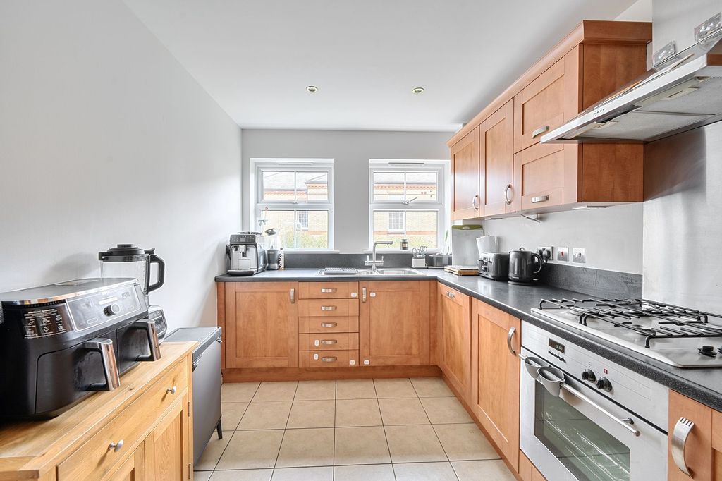 Additional image 9 of 3 bed flat for saleHorton Crescent, Epsom KT19