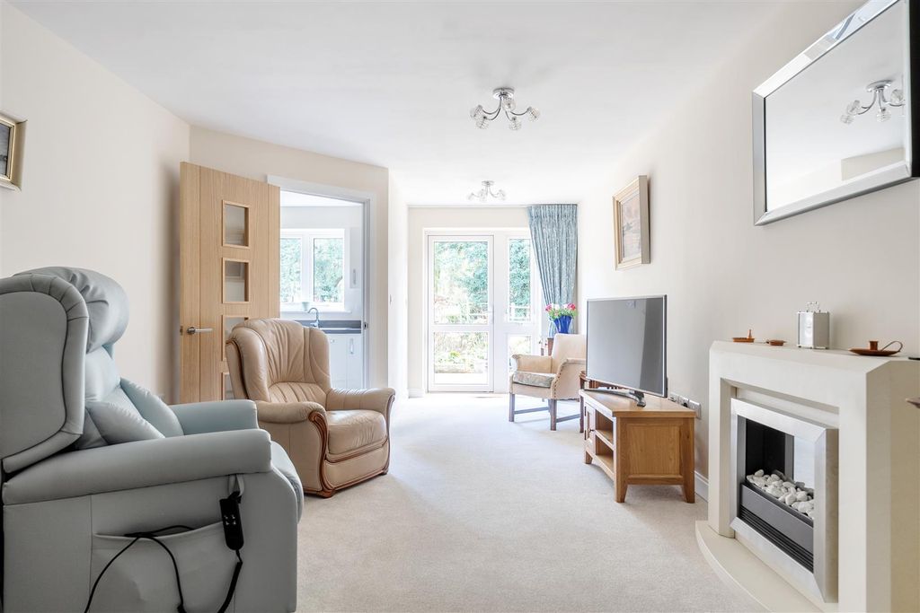 2 bed flat for saleBath Road, Devizes SN10 photo 3