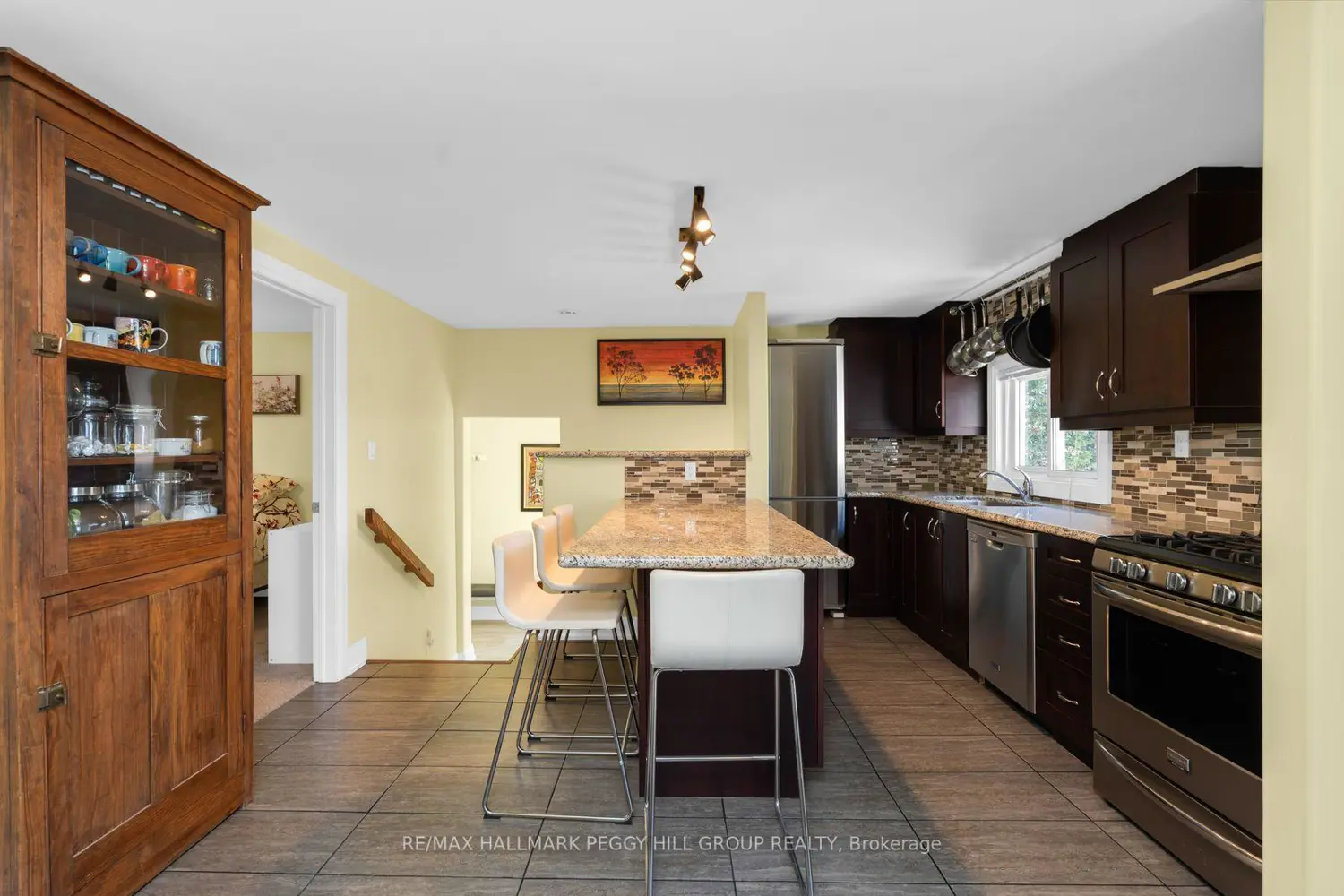 8001 Yonge Street photo 5