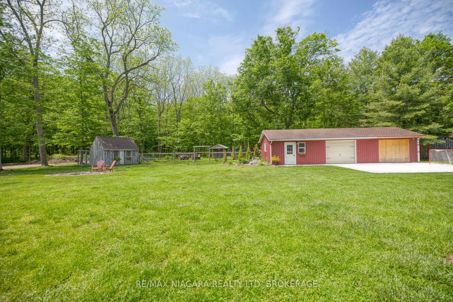 662 Empire Road photo 2