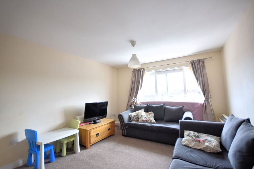 2 bed flat for saleStation Approach, Hudson House Station Approach KT19 photo 2