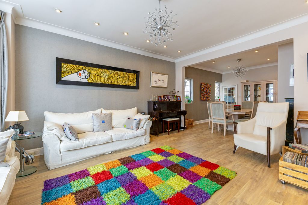 5 bed detached house for saleLake View, Edgware HA8 photo 5
