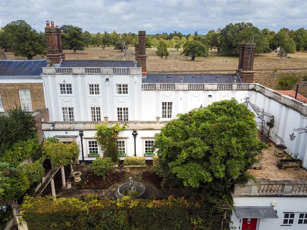 4 bed property for saleCampbell Road, Hampton Court Green KT8