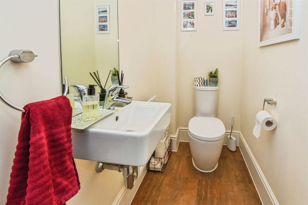 5 bed detached house for saleWood Leaze, Devizes SN10 photo 4