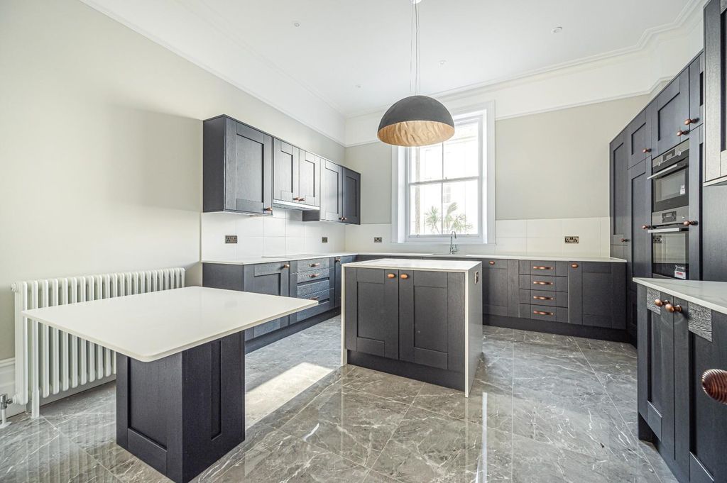 2 bed flat for saleHoward Square, Seafront, Eastbourne BN21 photo 5