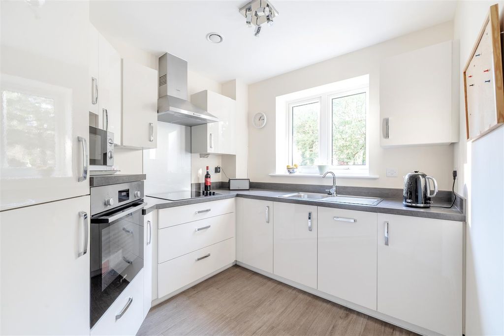2 bed flat for saleBath Road, Devizes SN10 photo 2