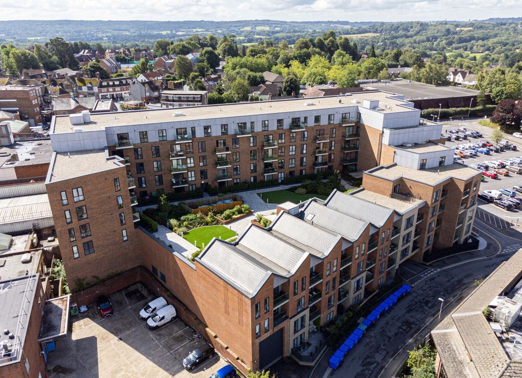 2 bed flat for saleQueens Road, Elizabeth Place RH19