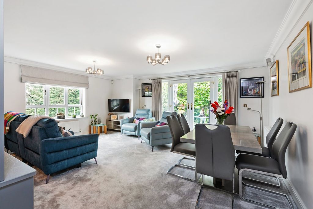 2 bed flat for saleCompass Close, Edgware HA8 photo 2