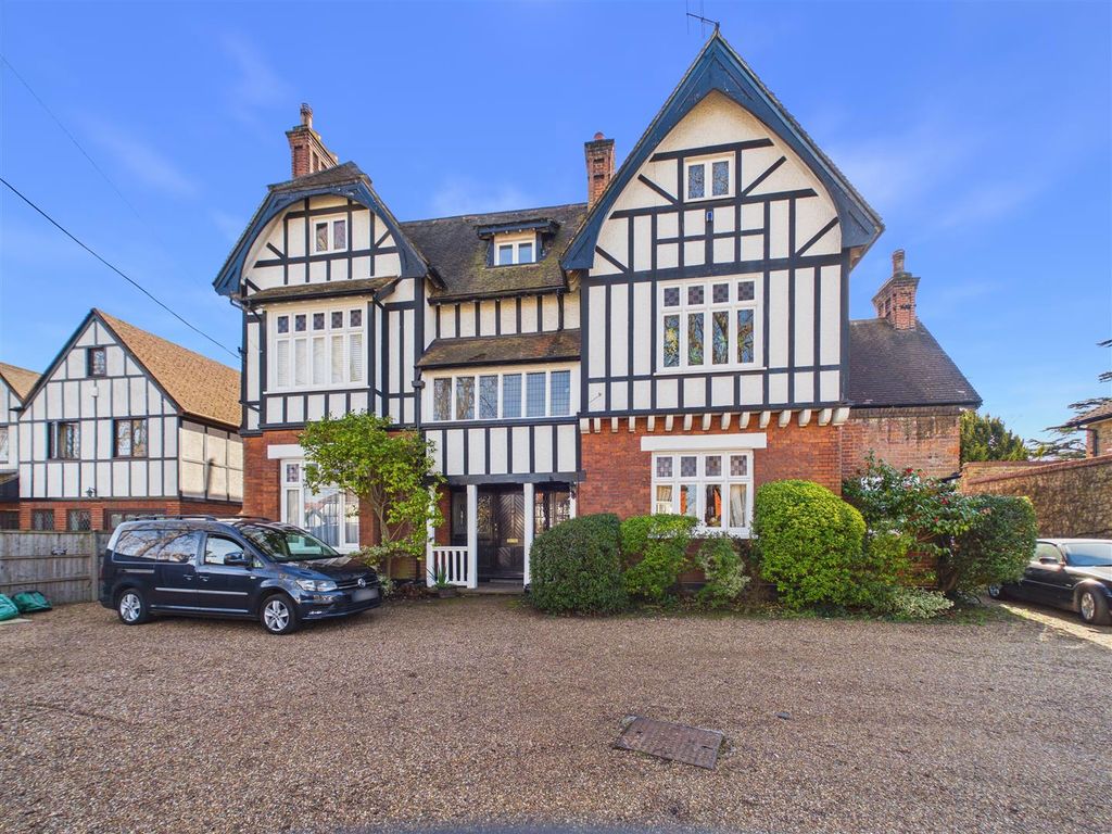 2 bed flat for saleBeauchamp Road, East Molesey KT8