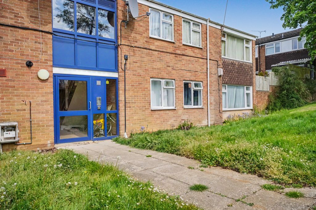 2 bed flat for saleFrobisher Close, Daventry NN11