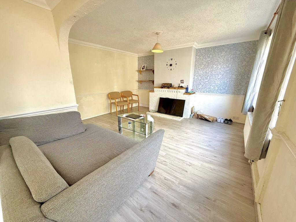Additional image 4 of 4 bed semi-detached house for saleEvelyn Road, Dunstable LU5