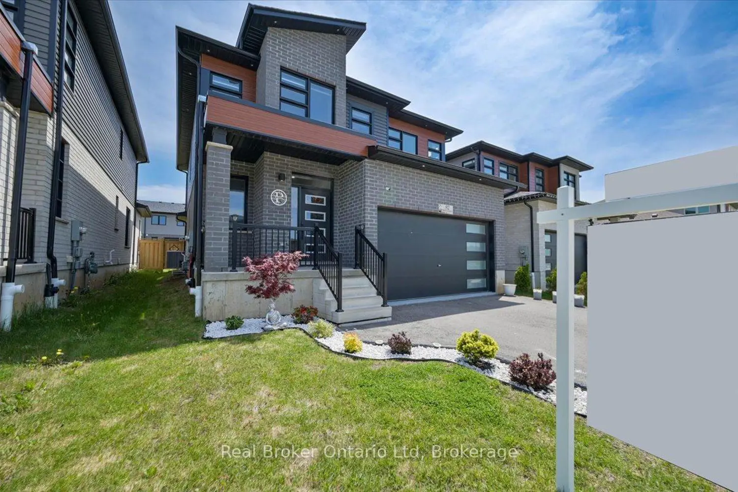 92 Moon Crescent photo 2