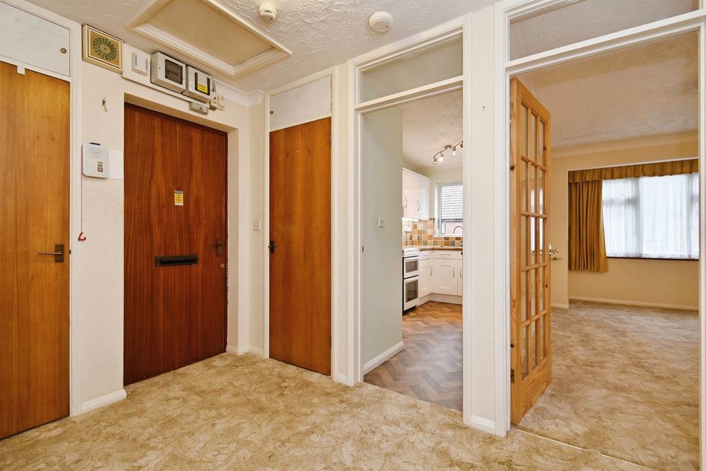 2 bed flat for saleParkside Court, Diss IP22 photo 5