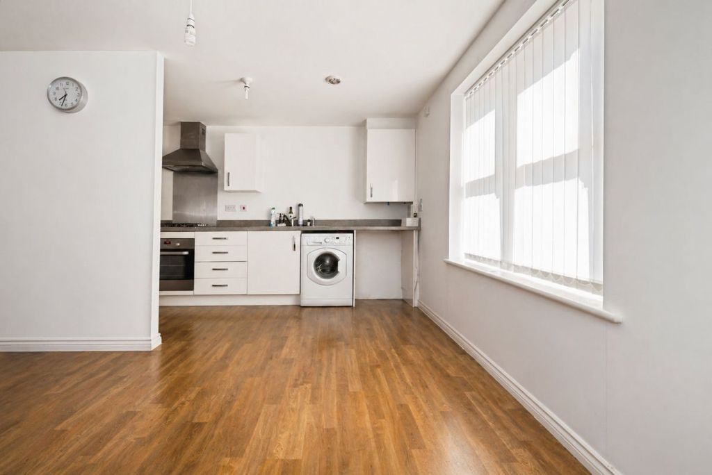 Additional image 4 of 2 bed flat for saleBakers Crescent, Eastleigh SO50