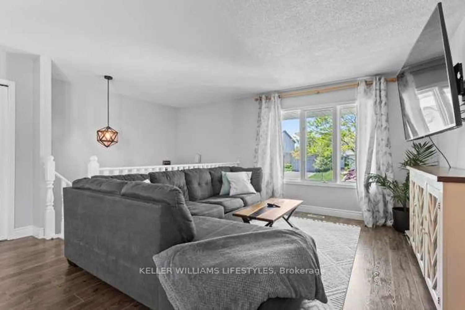 143 Gerald Crescent photo 3
