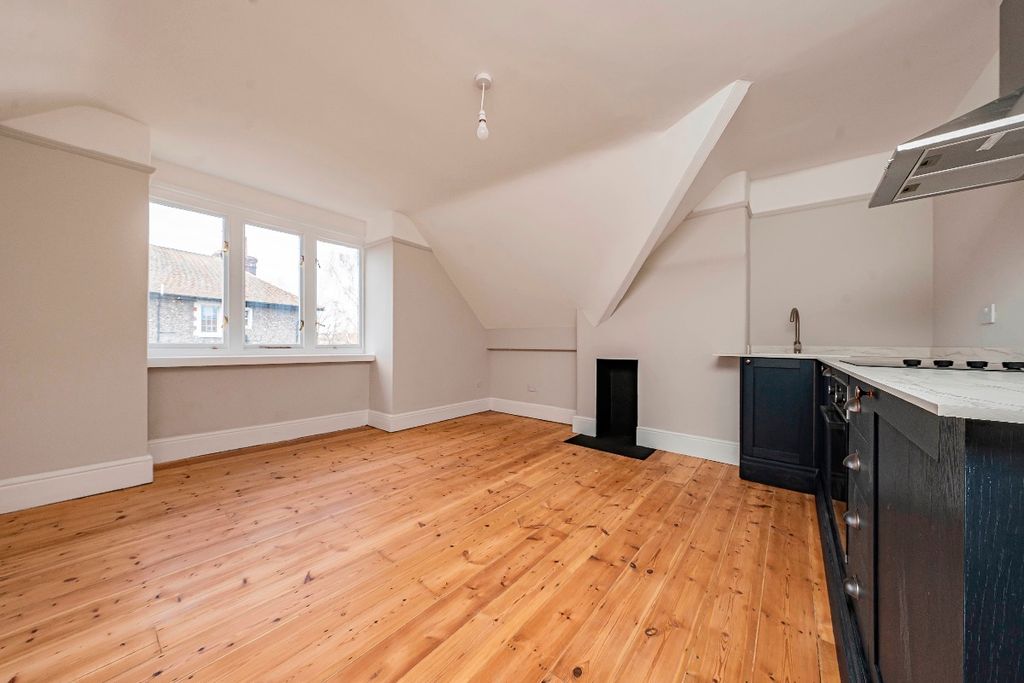 2 bed flat for saleWorple Road, Epsom, Surrey KT18