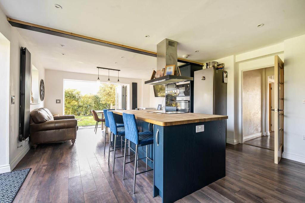 5 bed detached house for saleJackson Close, Devizes SN10 photo 3