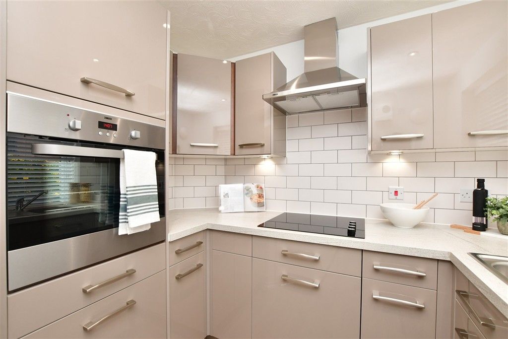 2 bed flat for saleGarland Road, East Grinstead, West Sussex RH19