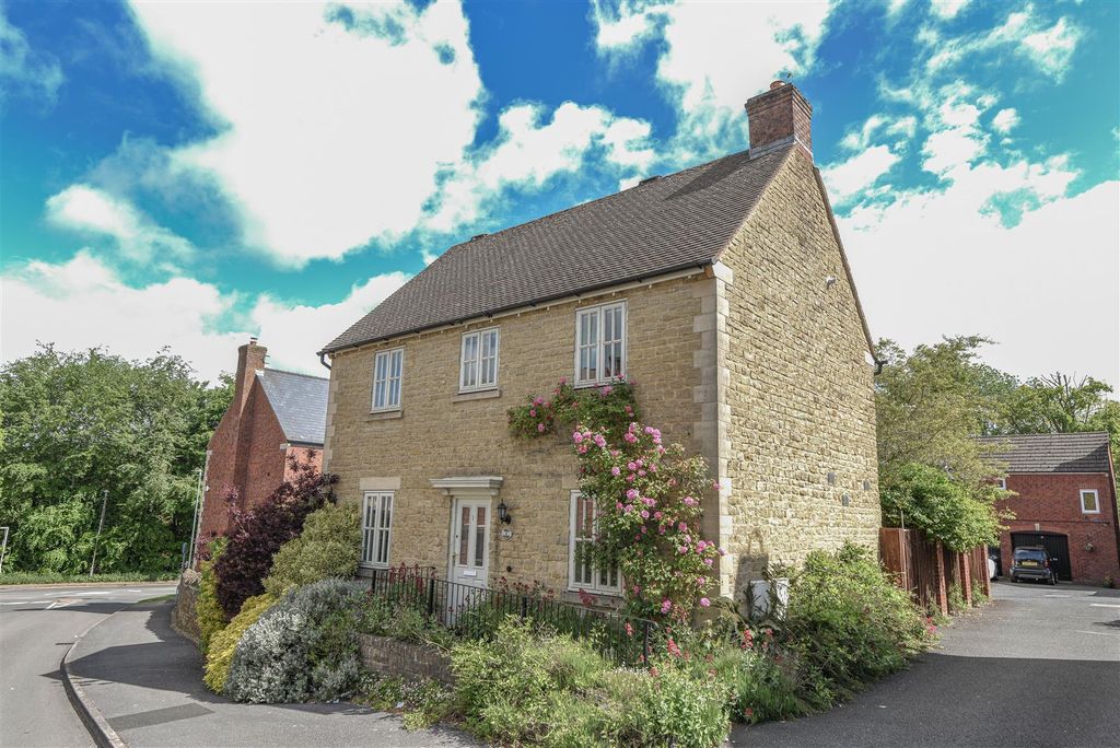 3 bed detached house for saleDownham View, Dursley GL11