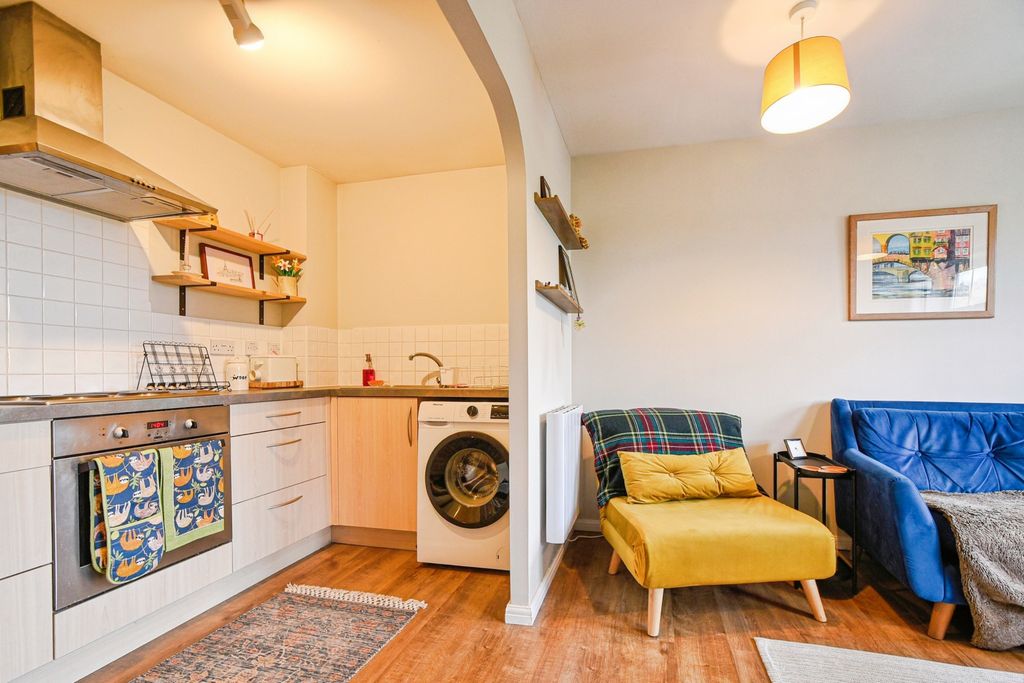 1 bed flat for saleGreen Lane, Devizes SN10 photo 5