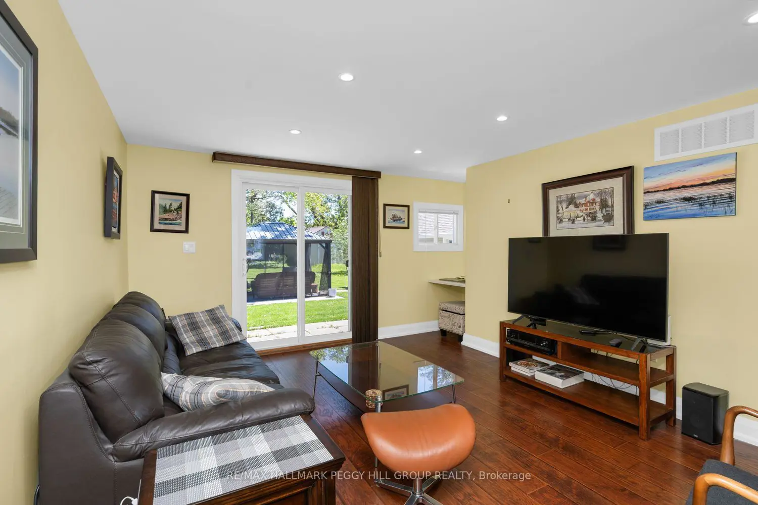 8001 Yonge Street photo 3