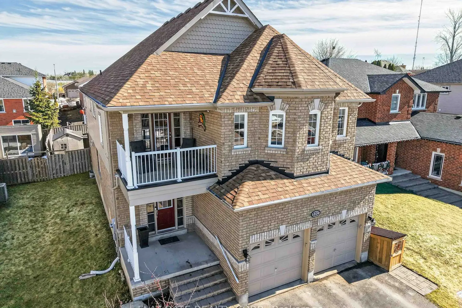 1570 Scollard Crescent photo 2